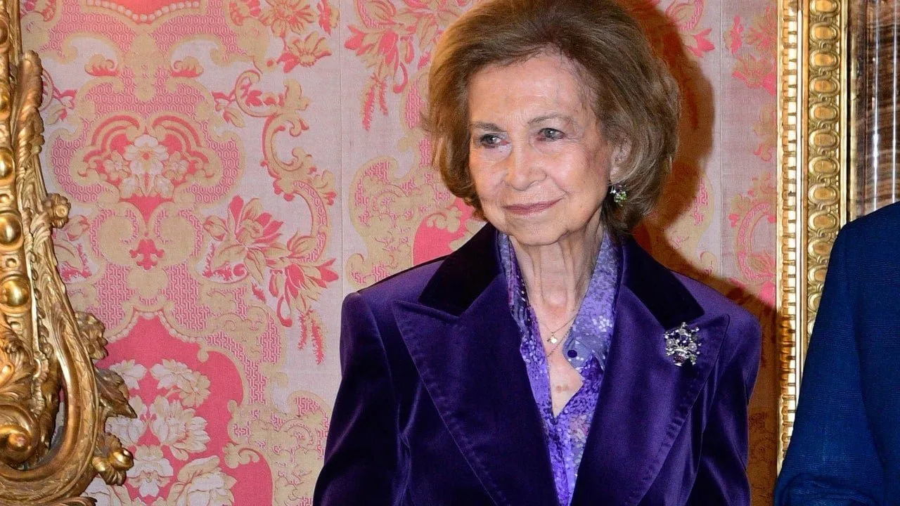Regina Sofia se alătură tendinței mov cu o jachetă de catifea, un ac de rever și colecția ei de inele