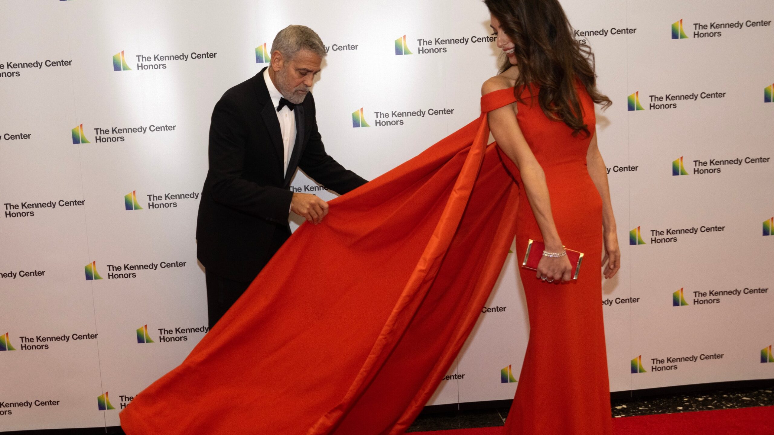 George Clooney, soț atent care fixează rochia lui Amal   Vanity Fair Italia