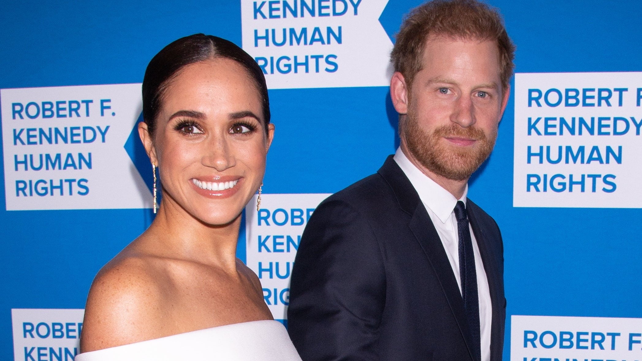 Meghan Markle, pe covorul rosu in alb si inelul acvamarin al Dianei   Vanity Fair Italia