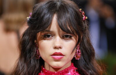 Jenna Ortega are o tăietură de lup și a vopsit-o aubrun – vezi pozele