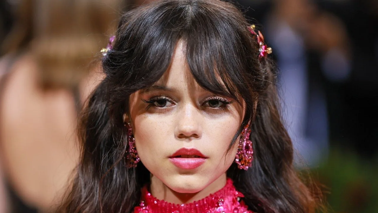 Jenna Ortega are o tăietură de lup și a vopsit-o aubrun – vezi pozele