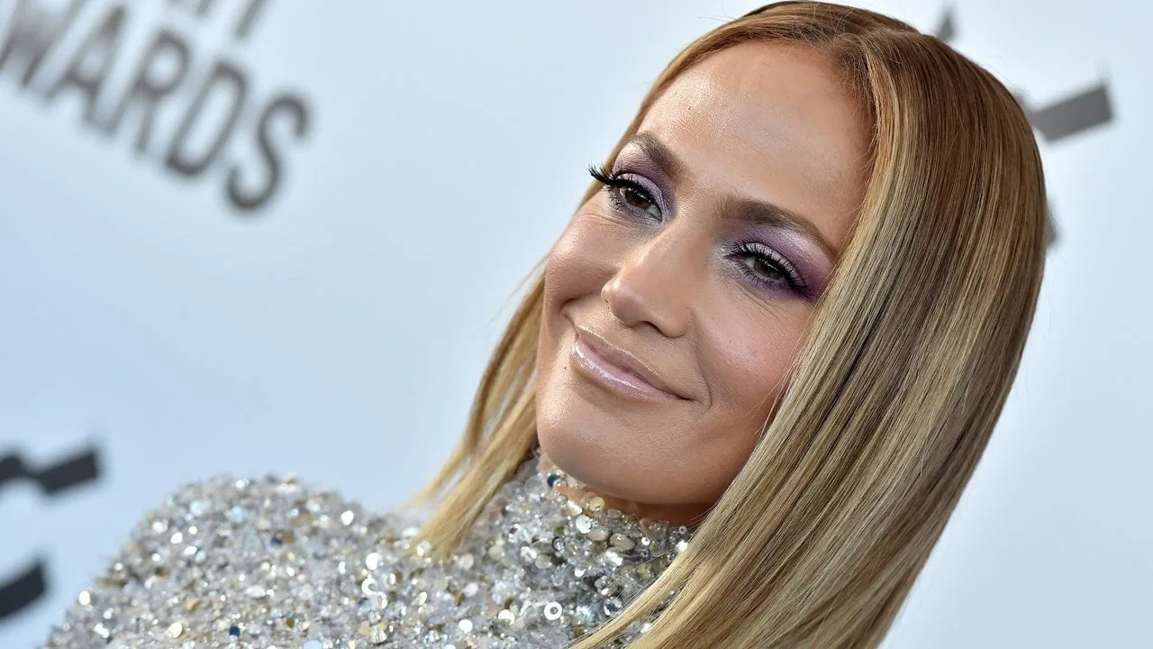 Jennifer Lopez l-a canalizat pe Wednesday Addams cu cel mai recent look al ei de sărbători – vezi imaginile