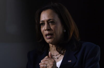 Casa Albă îl condamnă pe Greg Abbott pentru încă o cascadorie a migranților