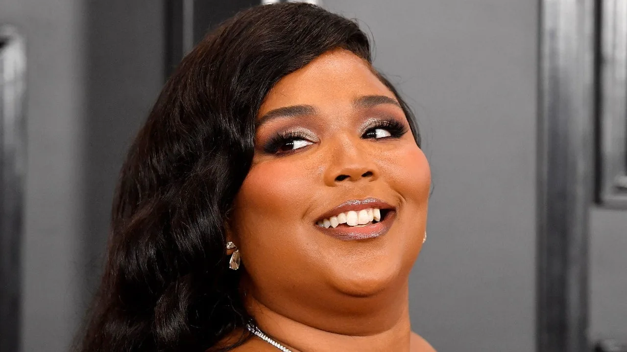 Lizzo a furat Crăciunul într-o perucă de trestie de bomboane în două tonuri — Urmăriți videoclipul