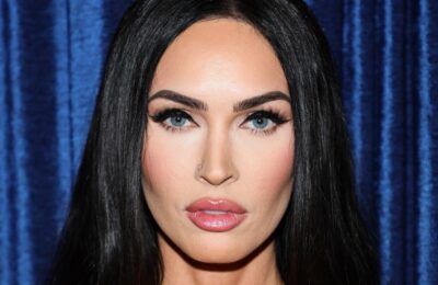 Coada de cal foarte lungă a lui Megan Fox curge până la fusta ei mini – vezi pozele