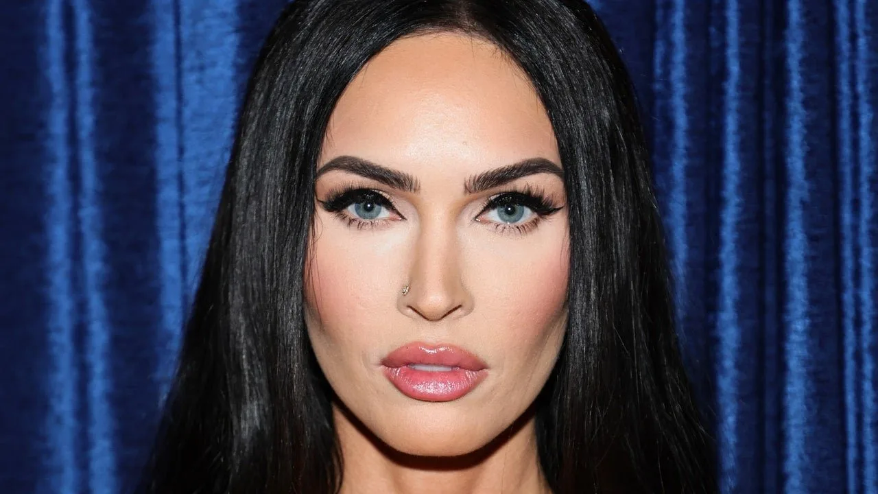 Coada de cal foarte lungă a lui Megan Fox curge până la fusta ei mini – vezi pozele