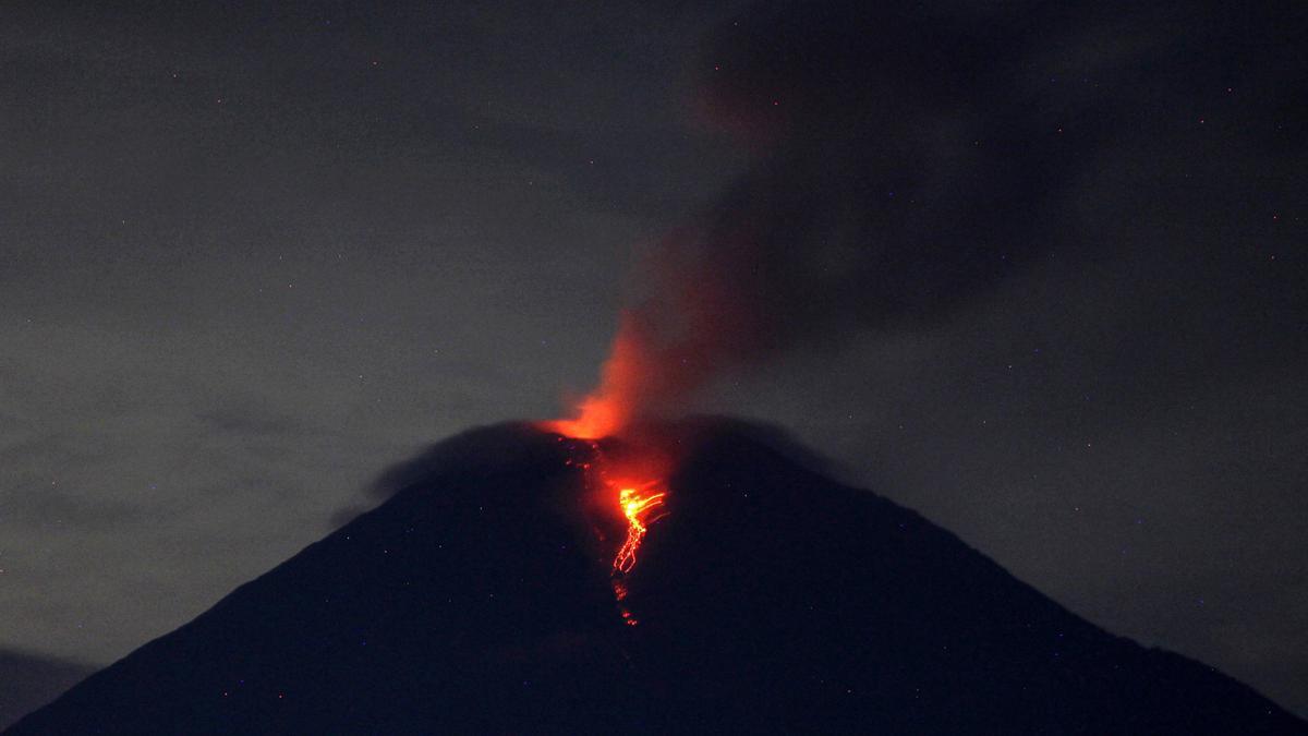 Cel mai înalt nivel de alertă din Indonezia după erupția vulcanului Semeru