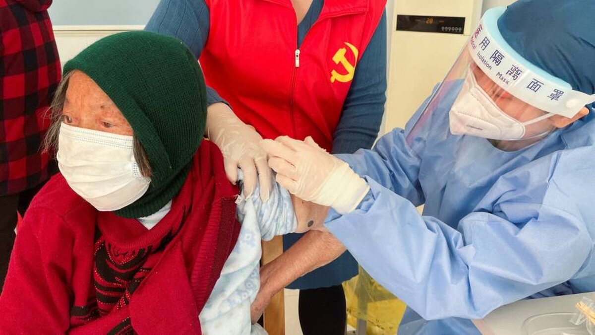 OMS îndeamnă China să intensifice vaccinările după creșterea cazurilor de Covid