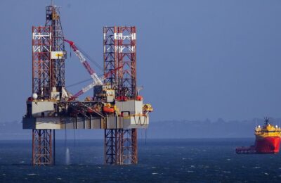 Interdicția UE asupra petrolului rusesc intră în vigoare astăzi odată cu plafonul convenit în G7