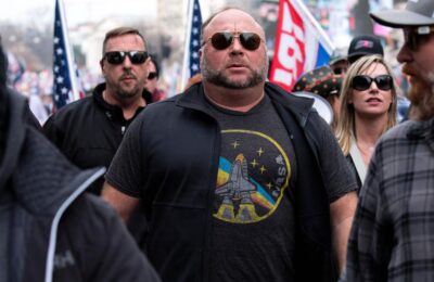 Extrema-dreapta Alex Jones depune faliment după condamnarea pentru defăimare