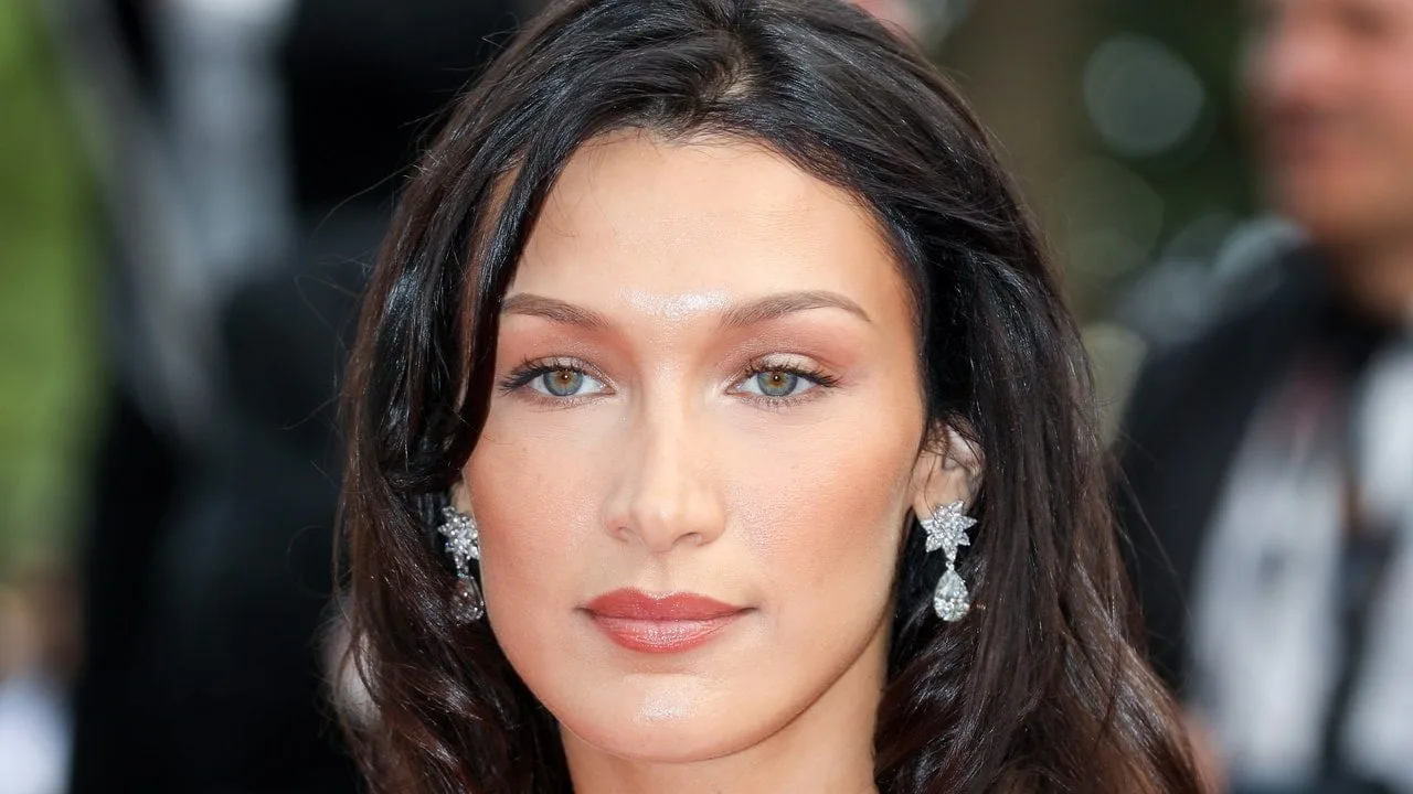 Bella Hadid a canalizat estetica englezoaică epuizată cu valuri blonde miere și straturi confortabile – Vezi fotografiile