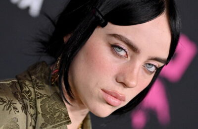 Billie Eilish ne-a aruncat o privire la culoarea ei naturală a părului într-o clipă drăguță din copilărie – Vezi poza