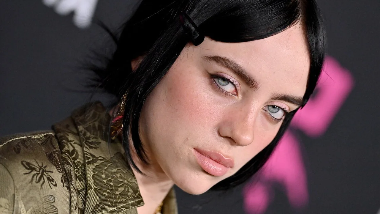 Billie Eilish ne-a aruncat o privire la culoarea ei naturală a părului într-o clipă drăguță din copilărie – Vezi poza