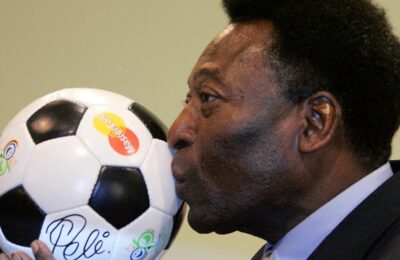 Pelé prezintă o „îmbunătățire progresivă” și este „stabil și conștient”
