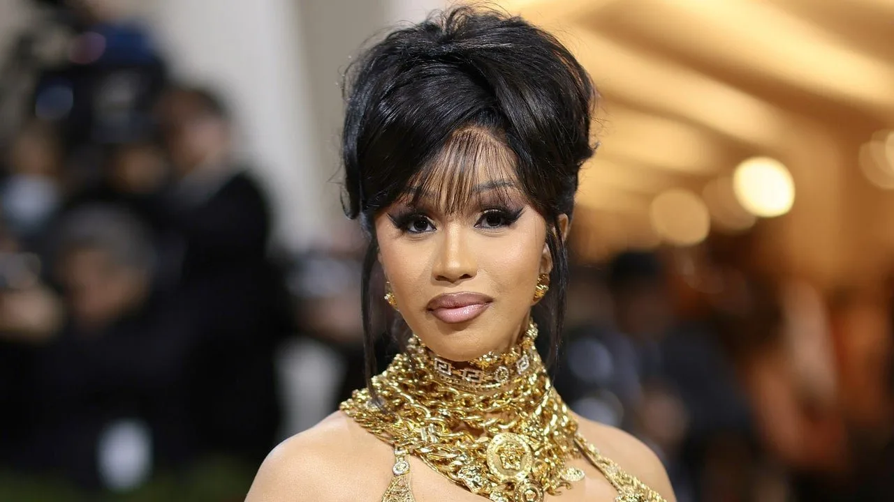 Părul roșu aprins al lui Cardi B mă ține în spiritul sărbătorilor – vezi pozele