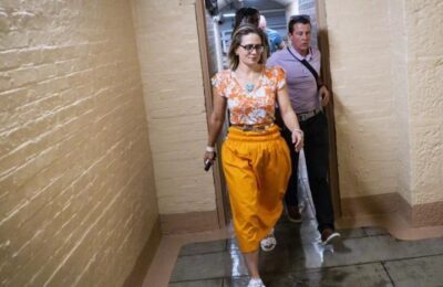 Dezertarea unui democrat complică majoritatea lui Biden în Senat
