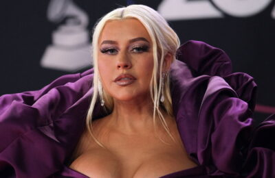 Christina Aguilera arată direct din setul videoclipurilor ei muzicale din anii 2000 – Vezi fotografiile