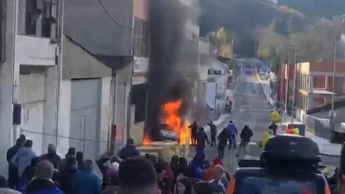 Accidente   Un șofer de la un raliu din Asturias este evacuat după un accident care a lăsat mașina în flăcări