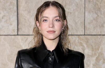 Sydney Sweeney poartă o fustă mini din piele Miu Miu