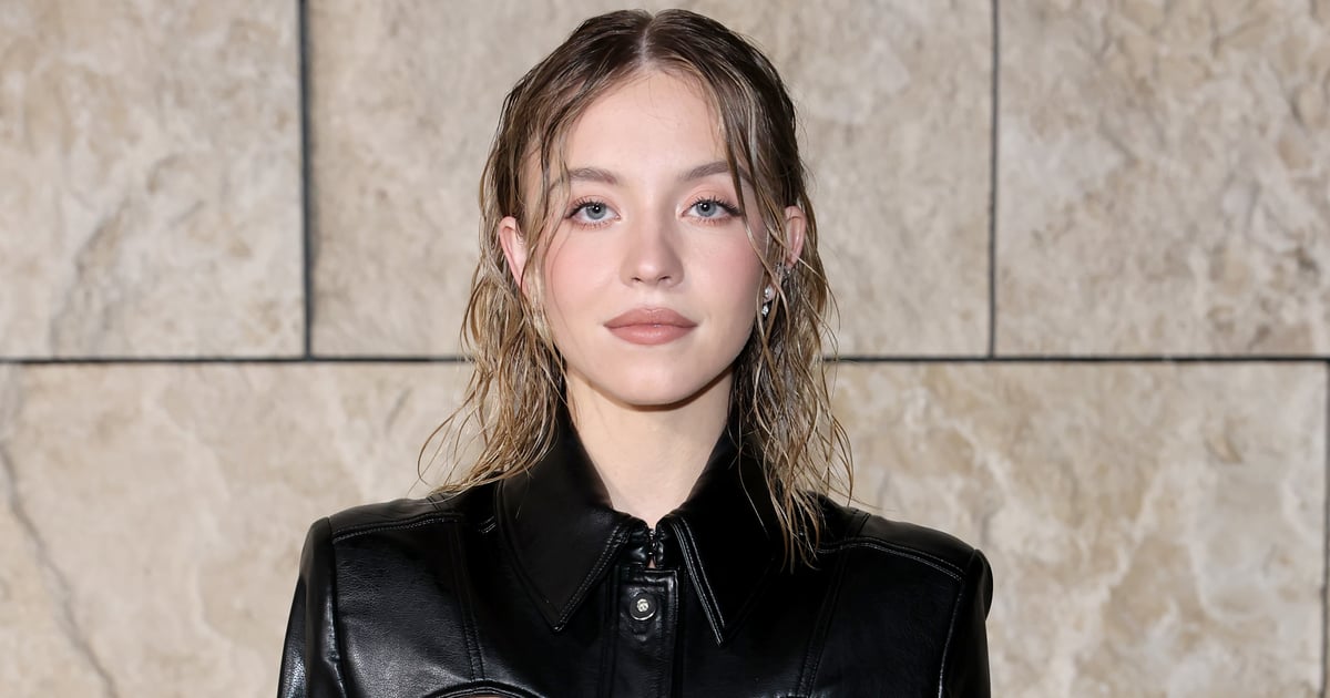 Sydney Sweeney poartă o fustă mini din piele Miu Miu