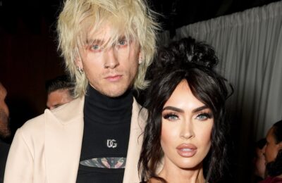Megan Fox poartă un corset cu fermoar în față și o pălărie neclară