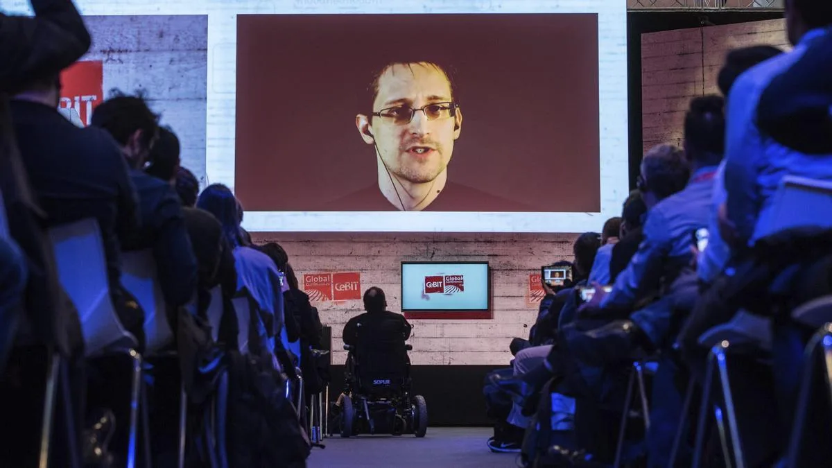 Edward Snowden primește documentul său de cetățenie rusă