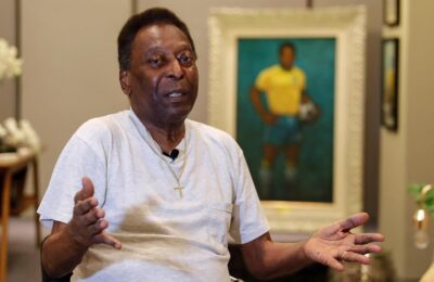 Pelé se îmbunătățește, dar continuă „fără prognoză de descărcare”