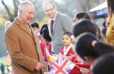 Un tânăr arestat în Regatul Unit pentru că a aruncat cu ouă în regele Carlos III