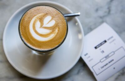 Proprietarul unui bar percepe 2 euro pentru o cafea și este amendat