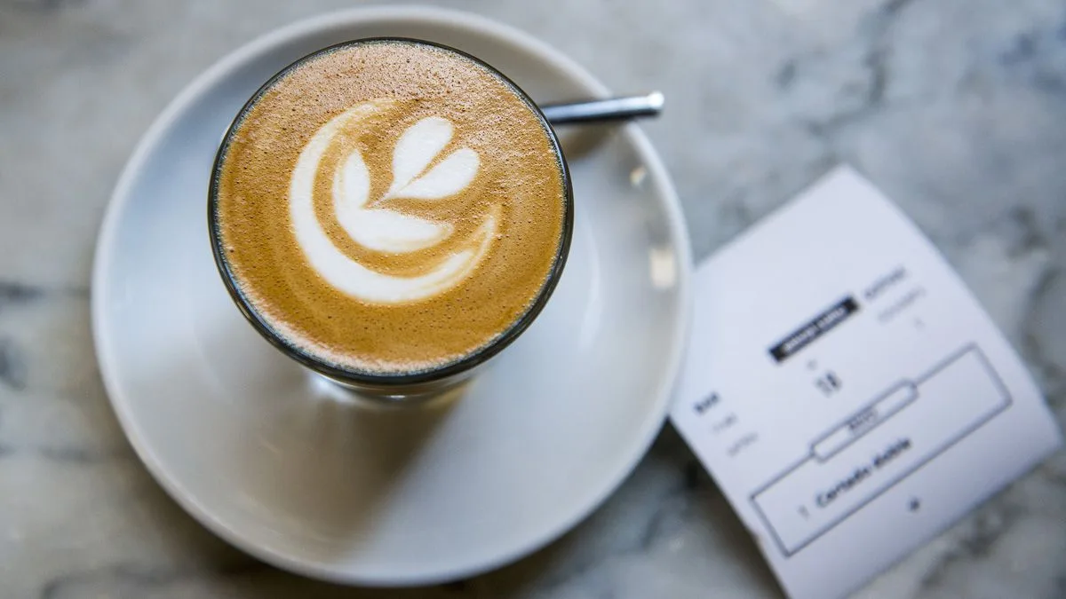Proprietarul unui bar percepe 2 euro pentru o cafea și este amendat