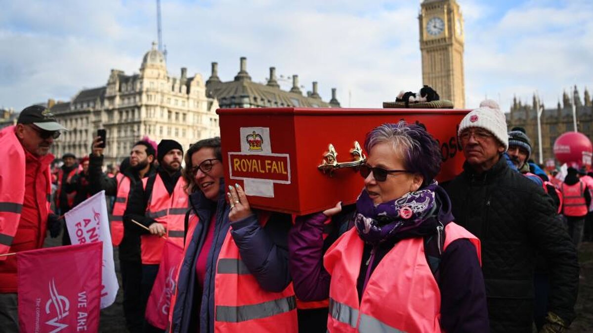 Personalul Royal Mail a avertizat compania să „lupte pentru viața ei”, pe măsură ce mai multe greve se profilează
