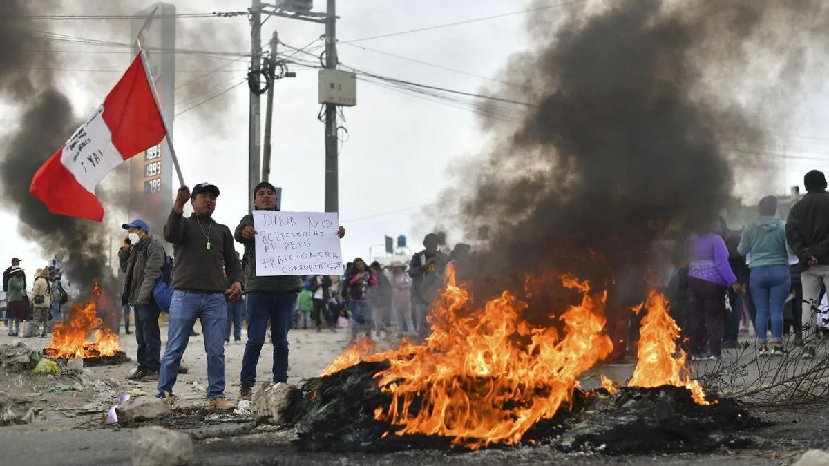 Boluarte declară stare de urgență în zonele de protest și face apel la alegeri anticipate pentru 2024