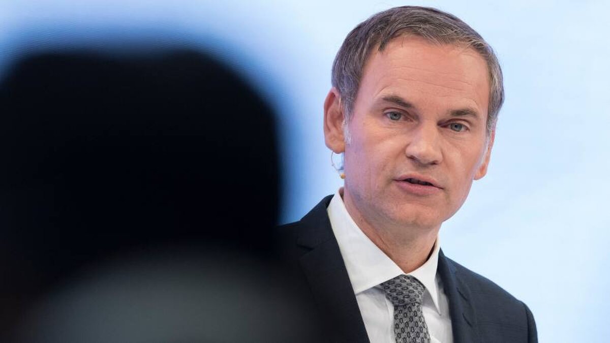 Oliver Blume criticat de investitori pentru rolul dublu de CEO al VW și Porsche