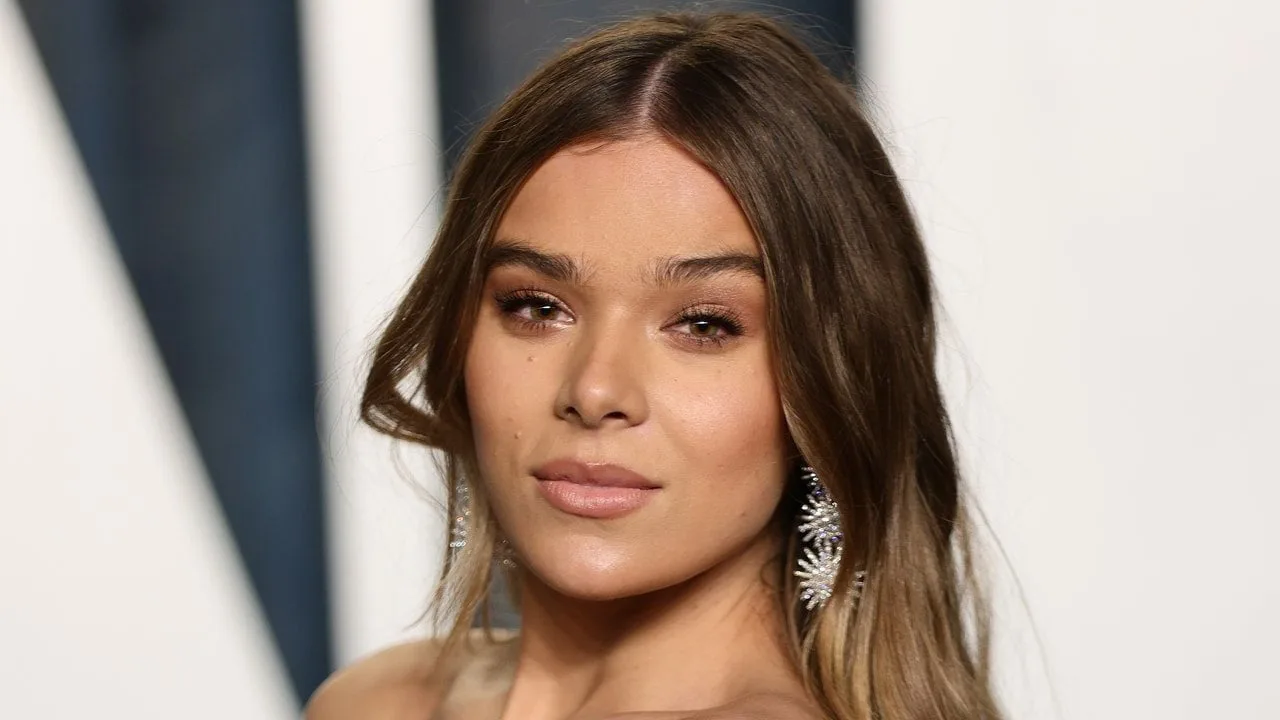 Manichiura franțuzească invizibilă a lui Hailee Steinfeld a fost punctul culminant al ansamblului ei de naștere – vezi imaginile