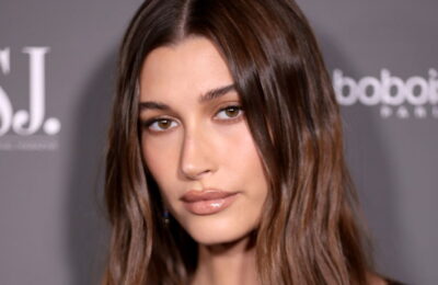 Hailey Bieber a făcut un caz convingător pentru role cu velcro și… tricouri de bikini pentru turiști?  Uită-te la poze