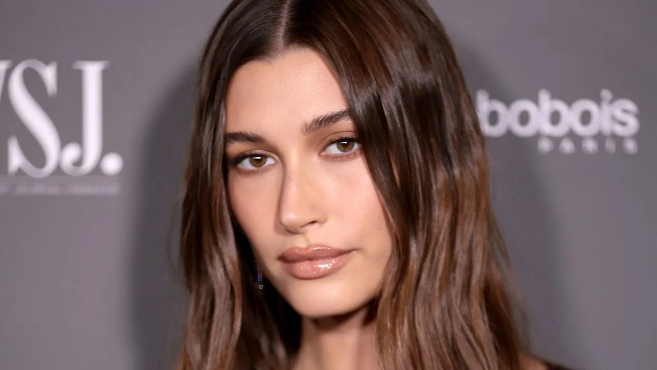 Hailey Bieber a făcut un caz convingător pentru role cu velcro și… tricouri de bikini pentru turiști?  Uită-te la poze