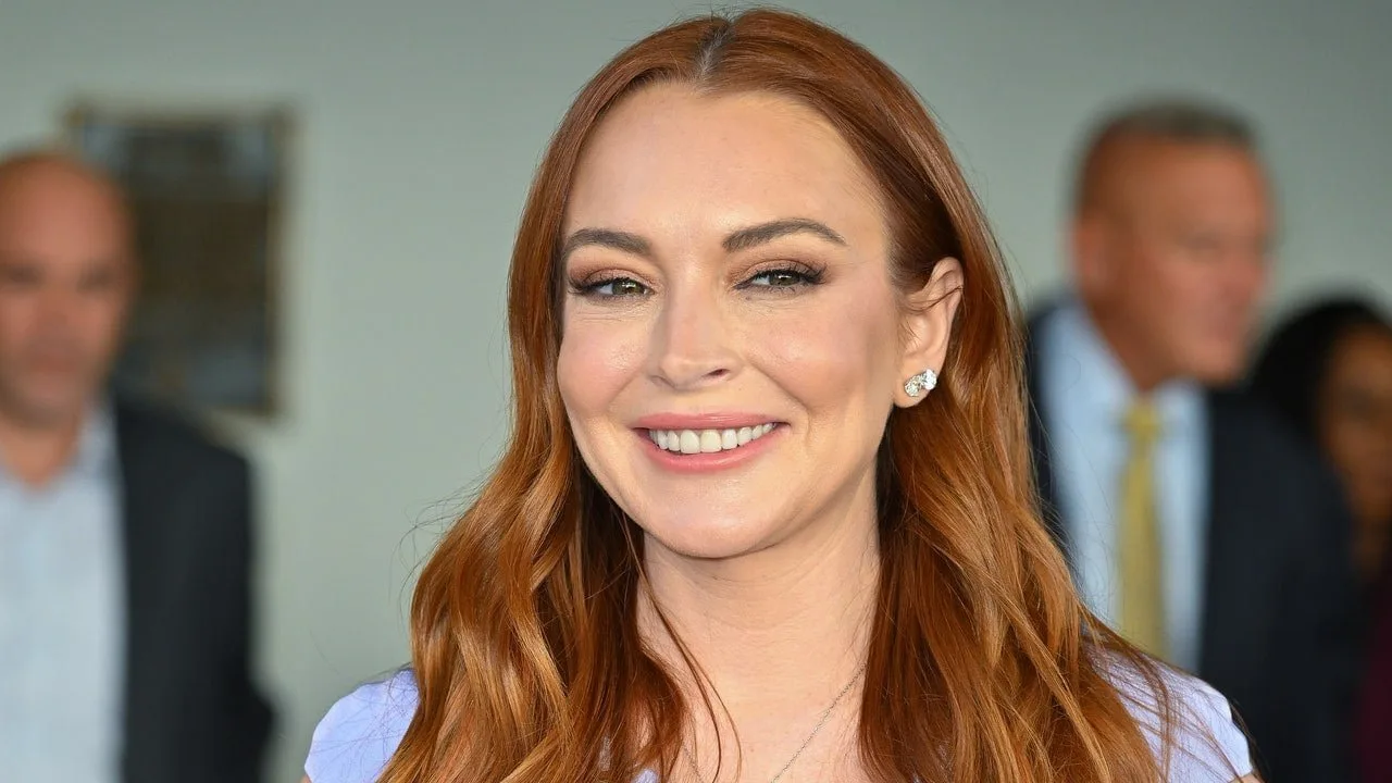 Lindsay Lohan este o prințesă de iarnă cu plete roșii și o buză fucsia – Vezi pozele