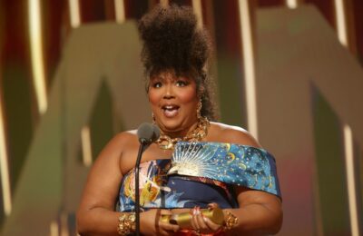 Lizzo a combinat noduri dulci Bantu cu grile strălucitoare – vezi fotografii