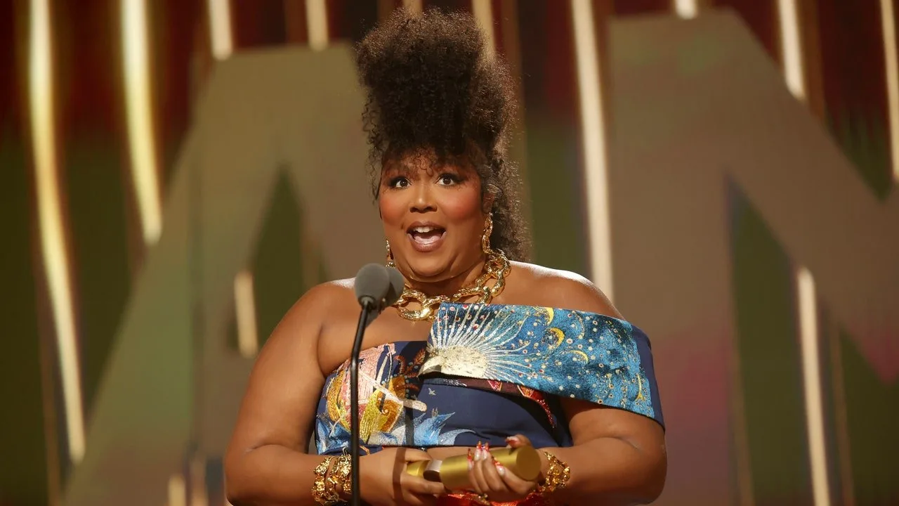 Lizzo a combinat noduri dulci Bantu cu grile strălucitoare – vezi fotografii