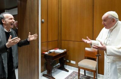 Papa Francisc și întâlnirea cu Roberto Benigni la Vatican, înaintea audienței de miercuri