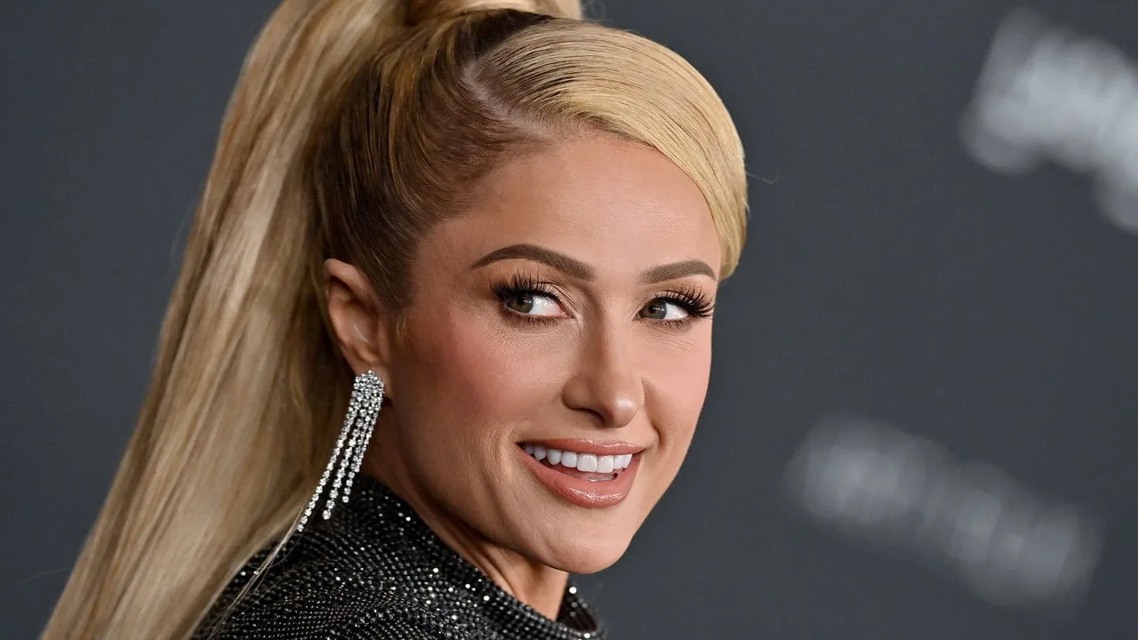 Paris Hilton a mers incognito cu o perucă Addams de miercuri – Vezi fotografiile