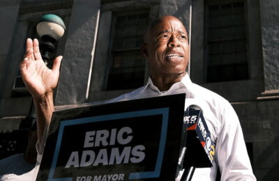 „Slujba nu este grea”: Eric Adams, mereu încrezător, vorbește despre primul său an ca primar al orașului New York