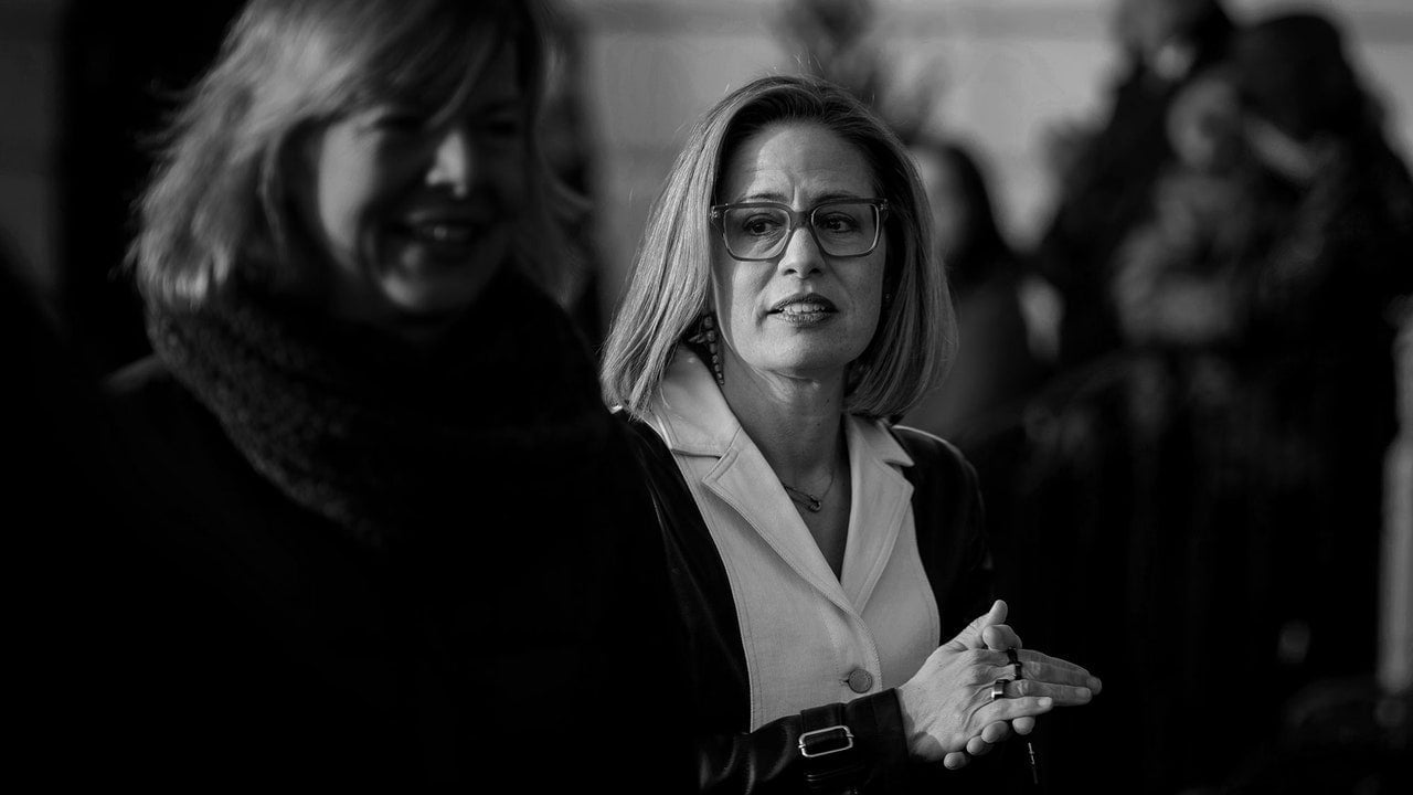 Ghidul personalului de 37 de pagini al lui Kyrsten Sinema se citește ca un pilot celebru
