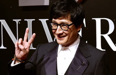 Distribuția „Goonies” îi aduce un omagiu lui Ke Huy Quan la Gala Unforgettable