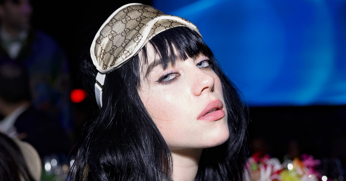 Billie Eilish poartă colanți cu logo Gucci și rochie slip neagră