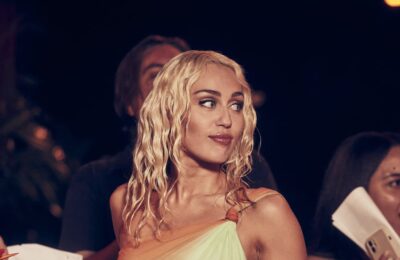 Miley Cyrus poartă o minivestire neagră adâncă