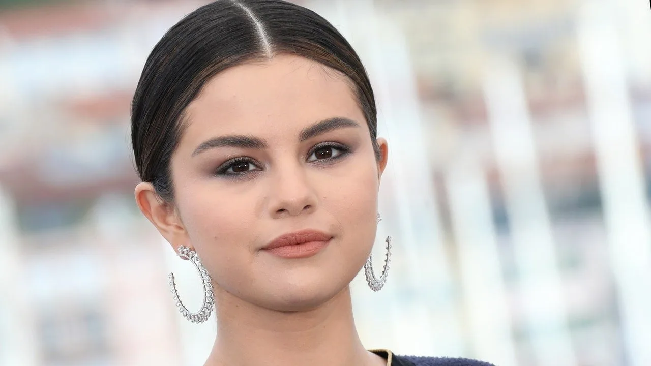 Selena Gomez a închis un utilizator TikTok care a făcut mișto de tremurul mâinilor ei legat de lupus – Vezi video
