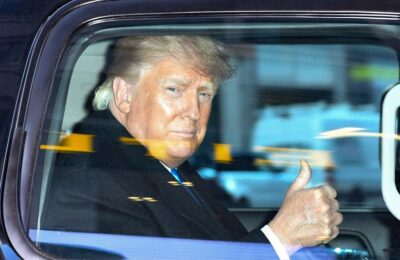 Raport: Trump imploră Facebook să-l aducă înapoi