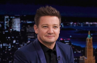Jeremy Renner împărtășește un selfie din patul său de spital după accidentul său cu plugul de zăpadă