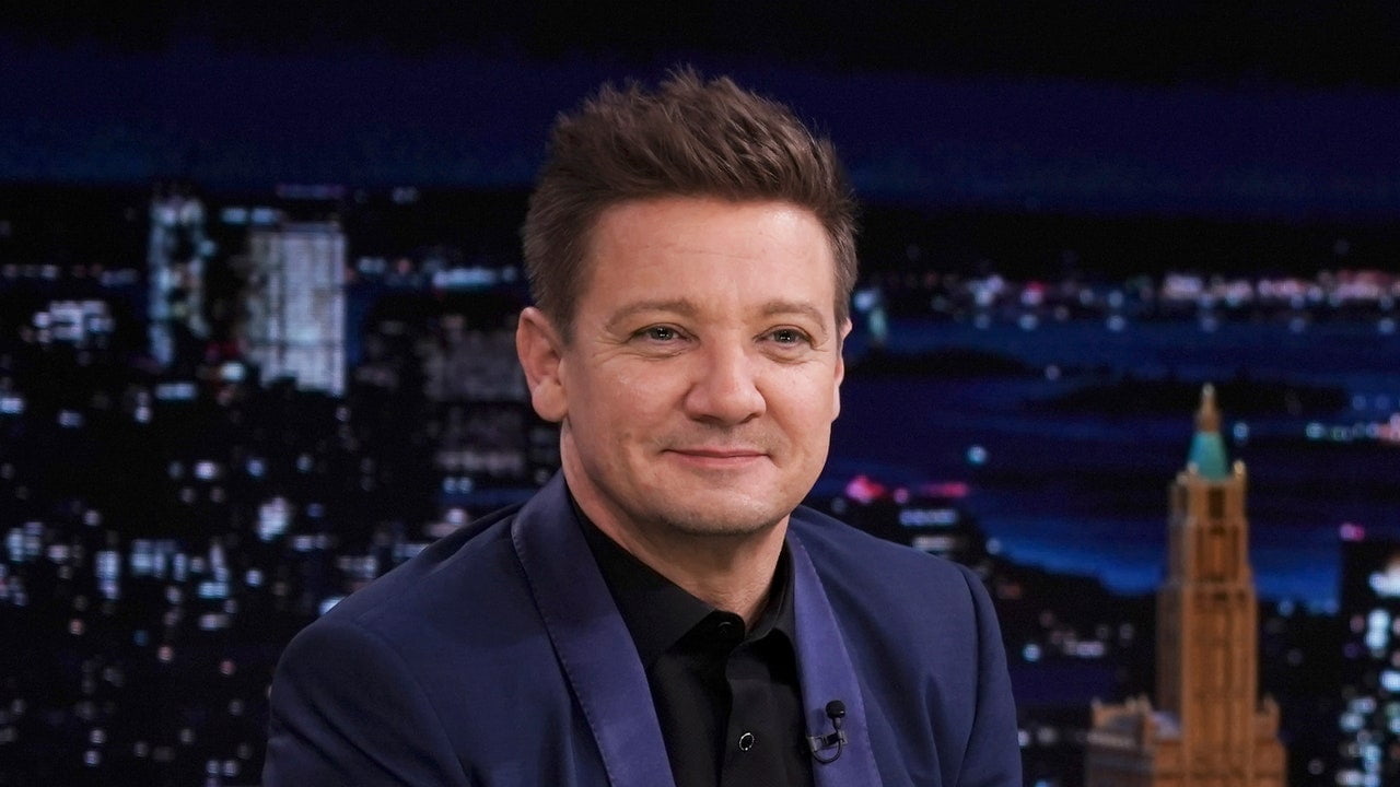 Jeremy Renner împărtășește un selfie din patul său de spital după accidentul său cu plugul de zăpadă